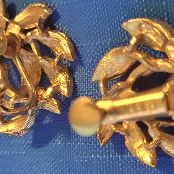 Napier Vintage Clip Earrings - Picture 3 of 4